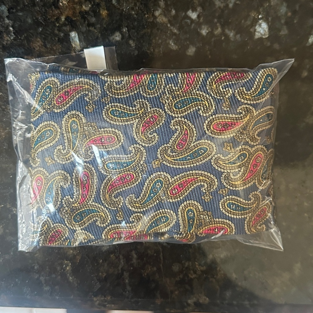 🔥VINTAGE BURBERRYS Paisley Tie 100% silk in Black and Red - Picture 9 of 9